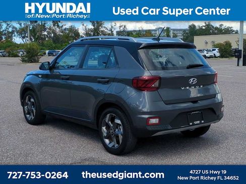 Used 2024 Hyundai Venue Limited FWD image 3
