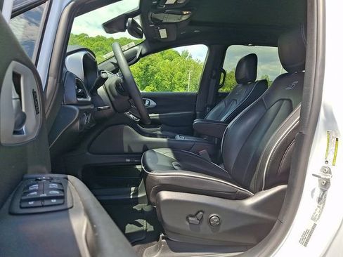 Used 2025 Chrysler Pacifica Limited FWD image 13
