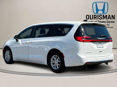 Used 2023 Chrysler Pacifica Touring-L FWD image 4