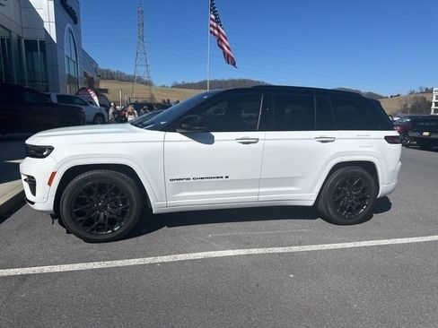 Used 2025 Jeep Grand Cherokee Summit image 23