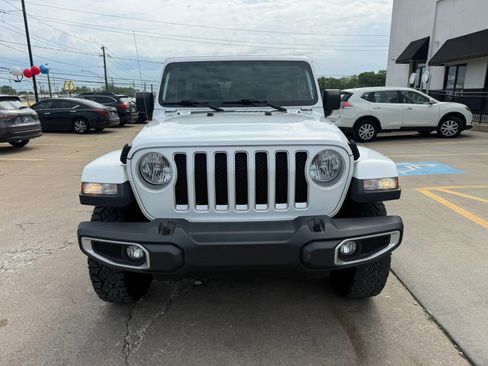 Used 2018 Jeep Wrangler Unlimited Sahara w/ Uconnect 4C Nav & Sound Group AWD/4WD image 4