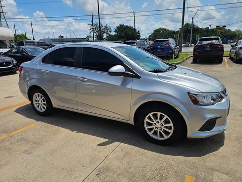 Used 2019 Chevrolet Sonic LT w/ Convenience Package FWD image 3