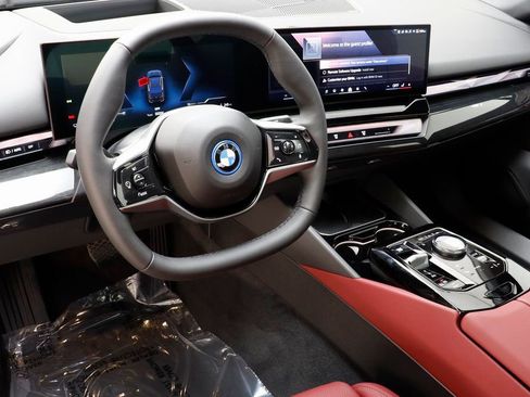 Used 2025 BMW i5 xDrive40 w/ Premium Package image 7