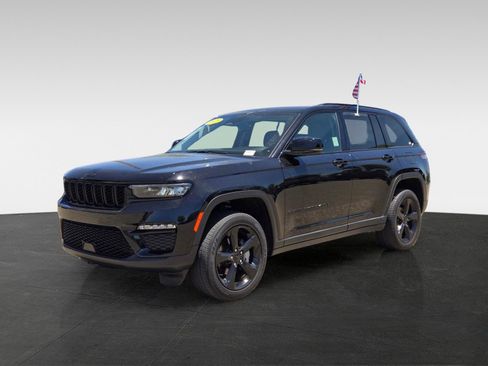 Used 2023 Jeep Grand Cherokee Limited w/ Black Appearance Package AWD/4WD image 8