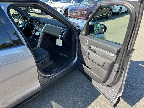 New 2025 Land Rover Discovery Dynamic SE image 19