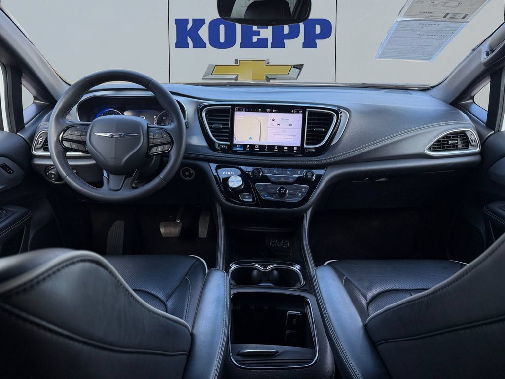 Used 2025 Chrysler Pacifica Limited FWD image 12
