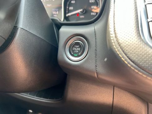Used 2021 GMC Yukon XL SLT w/ Rear Media and Nav Package AWD/4WD image 17