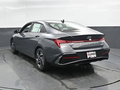 Used 2025 Hyundai Elantra Limited image 10