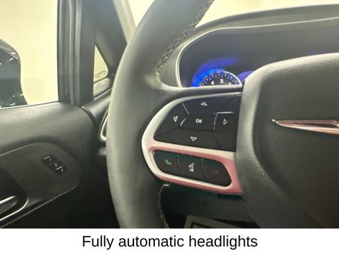 Used 2025 Chrysler Pacifica Select FWD image 40