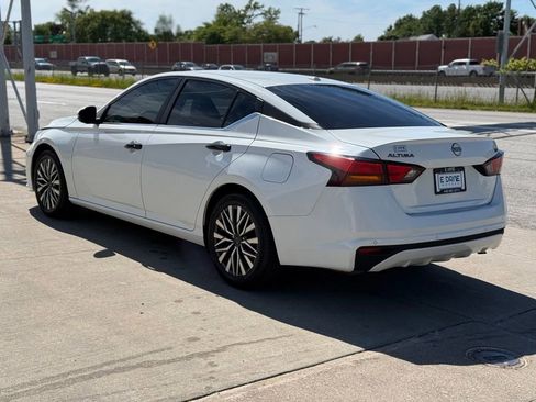 Used 2023 Nissan Altima 2.5 SV FWD image 11