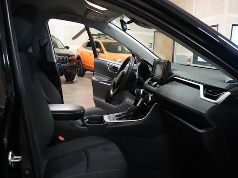 Used 2021 Toyota RAV4 LE AWD/4WD image 9