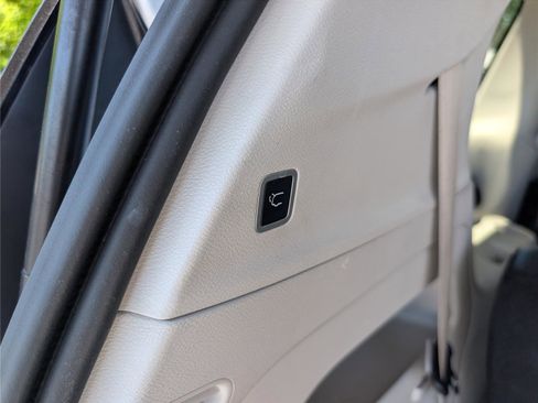 Used 2023 Chrysler Pacifica Touring-L FWD image 14