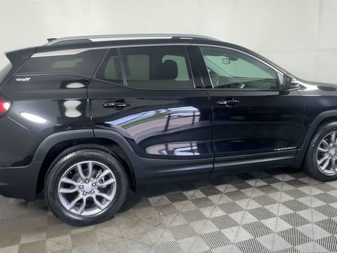 Used 2022 GMC Terrain SLT image 2
