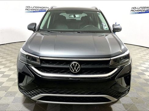 Used 2022 Volkswagen Taos SE FWD image 2
