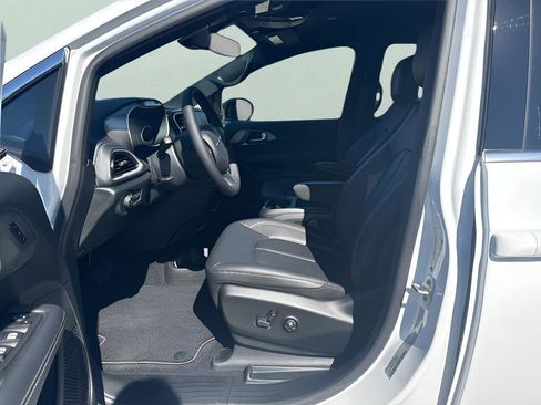 New 2026 Chrysler Pacifica Select FWD image 9