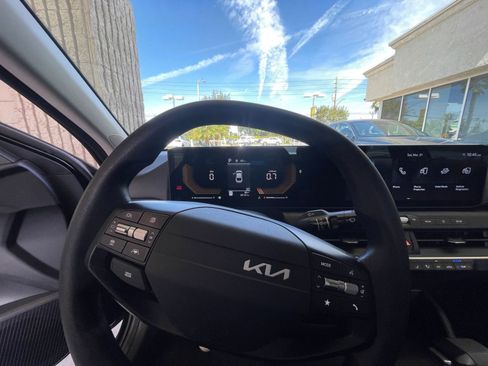 Used 2025 Kia K4 LXS image 35