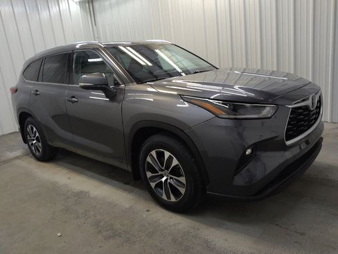 Used 2021 Toyota Highlander XLE AWD/4WD image 11