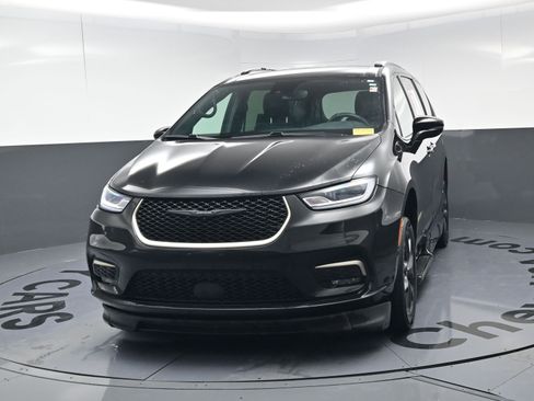 Used 2022 Chrysler Pacifica Touring-L w/ S Appearance Package image 11