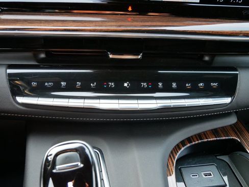 Used 2024 Cadillac Escalade ESV Luxury AWD/4WD image 21