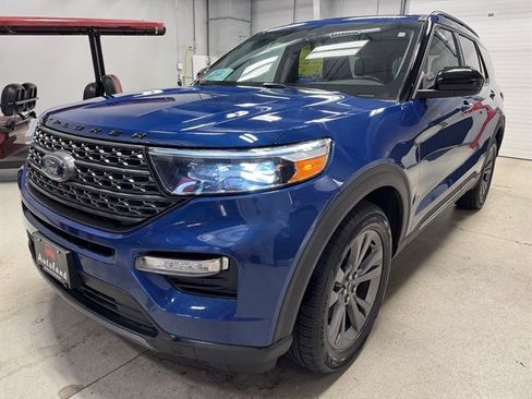Used 2022 Ford Explorer XLT w/ Equipment Group 202A AWD/4WD image 3