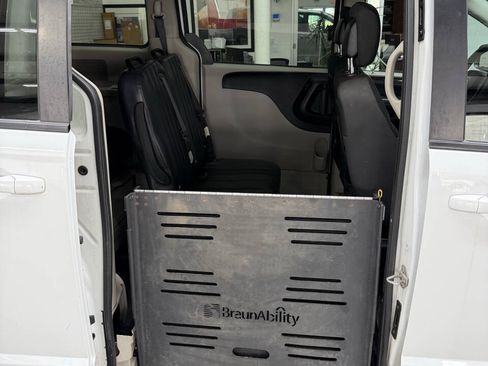 Used 2018 Dodge Grand Caravan SE FWD image 14
