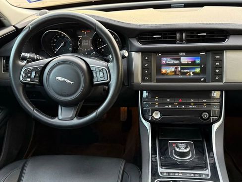 Used 2017 Jaguar XF Premium image 14