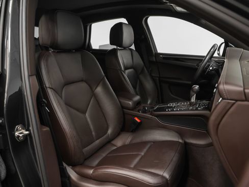 Certified 2019 Porsche Macan AWD/4WD image 18