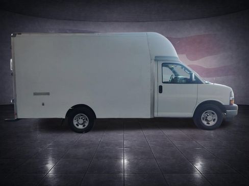 Used 2018 Chevrolet Express 3500 w/ Driver Convenience Package RWD image 6