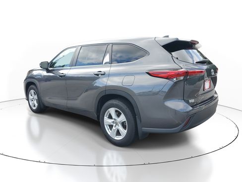 Used 2023 Toyota Highlander LE FWD image 4