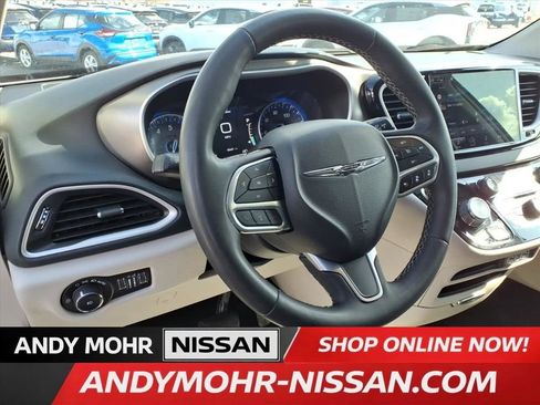 Used 2023 Chrysler Pacifica Touring-L image 16