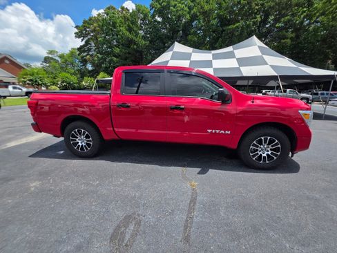 Used 2021 Nissan Titan SV RWD image 4
