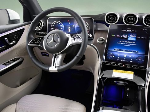 Used 2025 Mercedes-Benz GLC 350e 4MATIC image 29