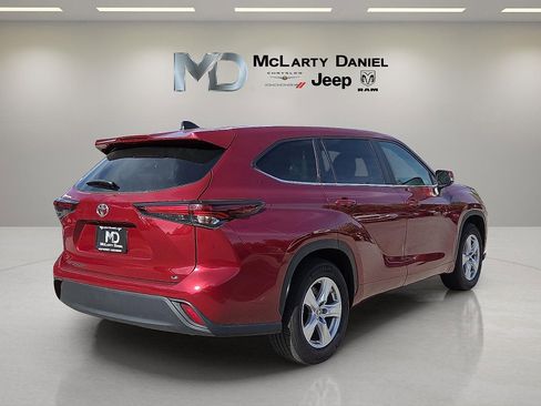 Used 2024 Toyota Highlander LE image 5