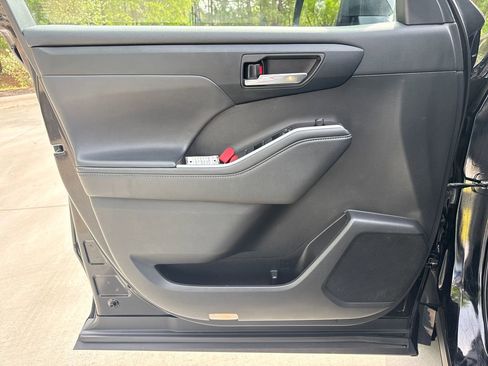 Used 2022 Toyota Highlander XLE image 14