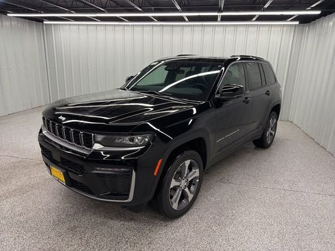 New 2026 Jeep Grand Cherokee Limited RWD image 3