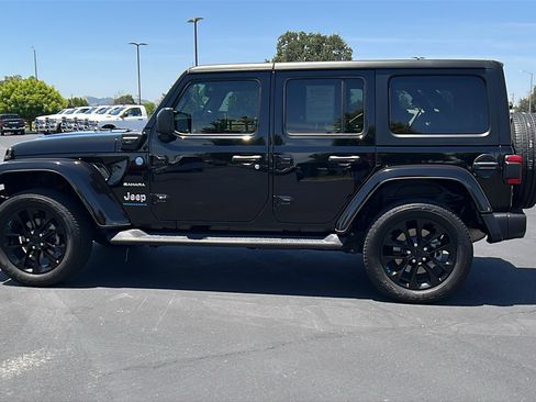 Used 2023 Jeep Wrangler Unlimited Sahara AWD/4WD image 6
