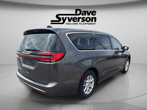 Used 2023 Chrysler Pacifica Touring-L image 4