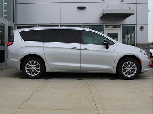 New 2026 Chrysler Pacifica Select image 4