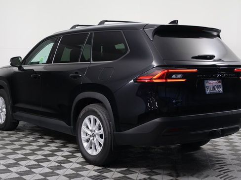 Used 2025 Toyota Grand Highlander XLE FWD image 6