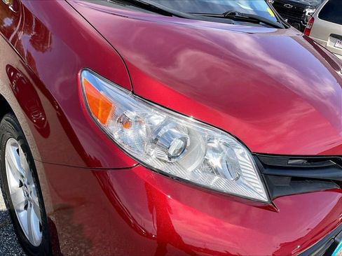 Used 2019 Toyota Sienna L w/ Carpet Mat Package FWD image 30