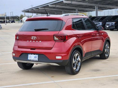 Used 2023 Hyundai Venue Limited image 4