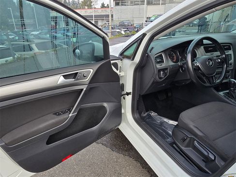 Used 2016 Volkswagen Golf S image 21