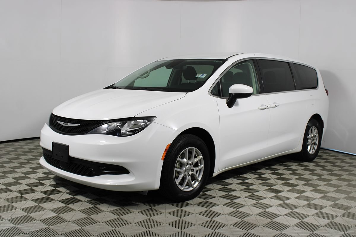 Used 2023 Chrysler Voyager LX FWD image 3