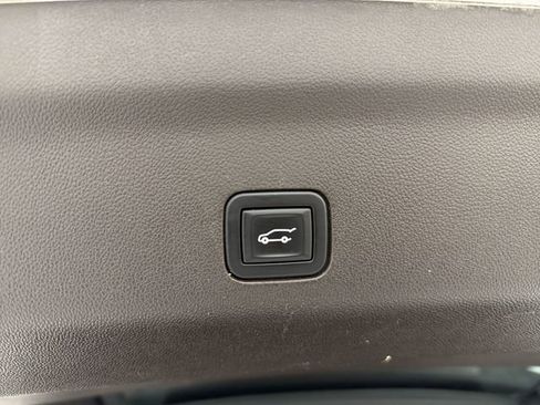 Used 2021 GMC Yukon Denali w/ Denali Premium Package image 16