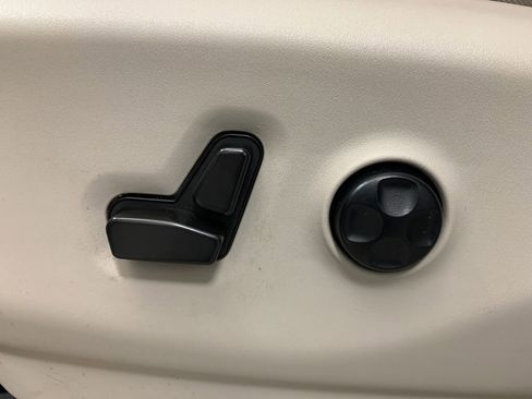 Used 2021 Chrysler Pacifica Touring-L image 17