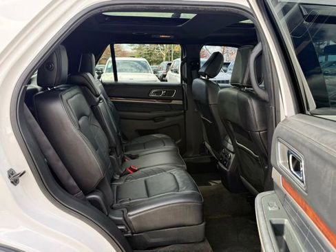 Used 2018 Ford Explorer Platinum image 30