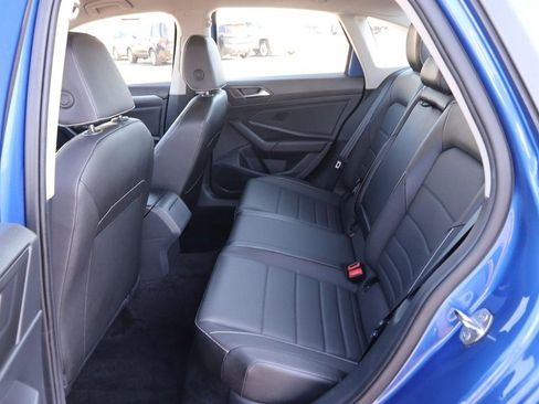 Used 2024 Volkswagen Jetta SE image 9