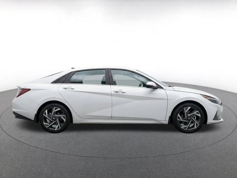 Used 2025 Hyundai Elantra SEL FWD image 10