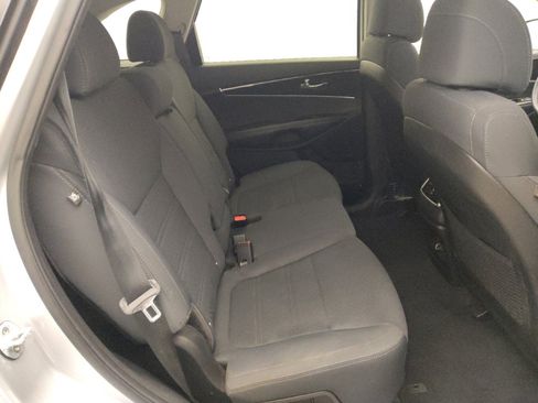Used 2017 Kia Sorento L image 19