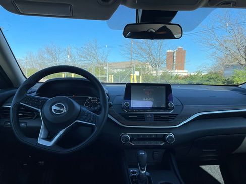 Used 2025 Nissan Altima 2.5 SV image 12